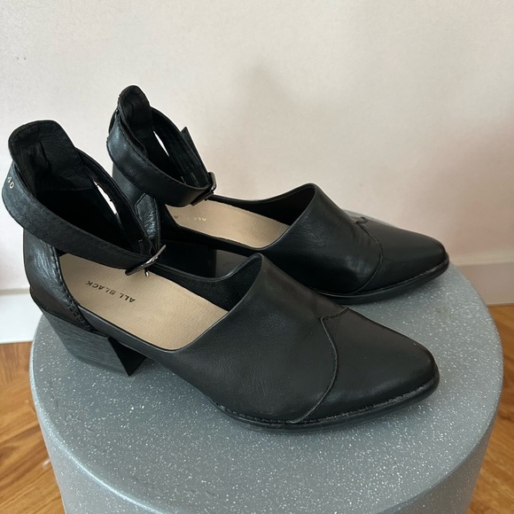 Sleek Black Pointed Toe Mules - Picture 2 of 6